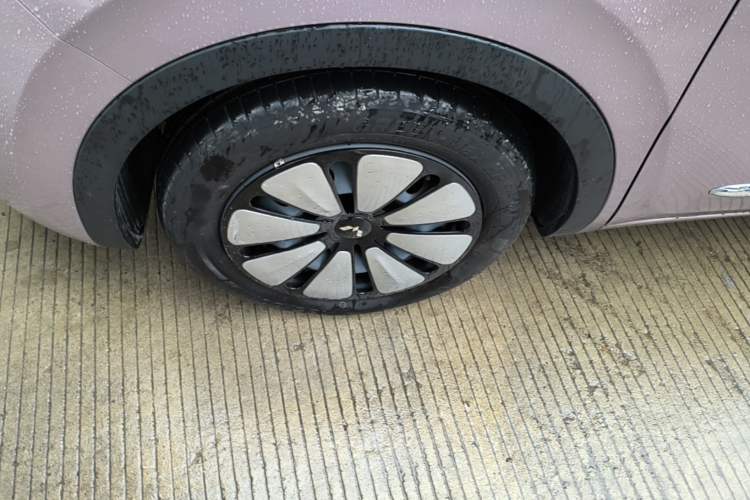 Used Wuling Bingo 2023 333 km Lingxi Connected+ Version Left Front Wheel Hub