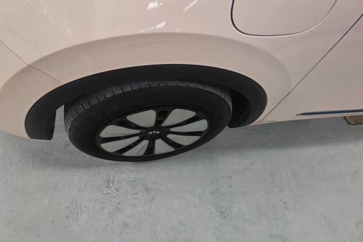 Used Wuling Bingo 2023 410 km Lingxi Deluxe Edition Left Front Wheel Hub