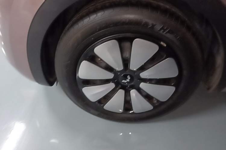 Used Wuling Bingo 2023 333 km Lingxi Connected Version Left Front Wheel Hub