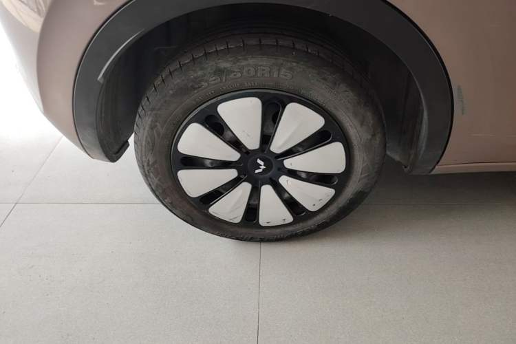 Used Wuling Bingo 2023 333 km Lingxi Connected Version Right Rear Wheel Hub