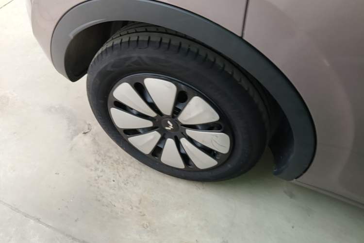 Used Wuling Bingo 2023 333 km Lingxi Connected Version Right Rear Wheel Hub