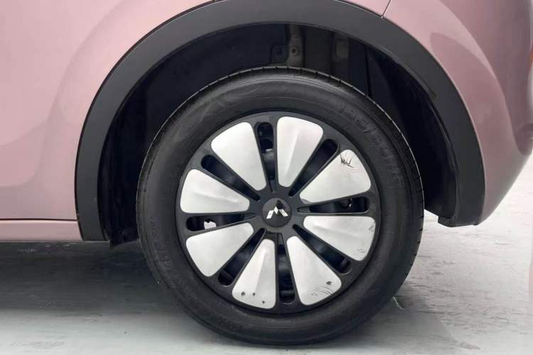 Used Wuling Bingo 2023 333 km Lingxi Connected Version Right Rear Wheel Hub