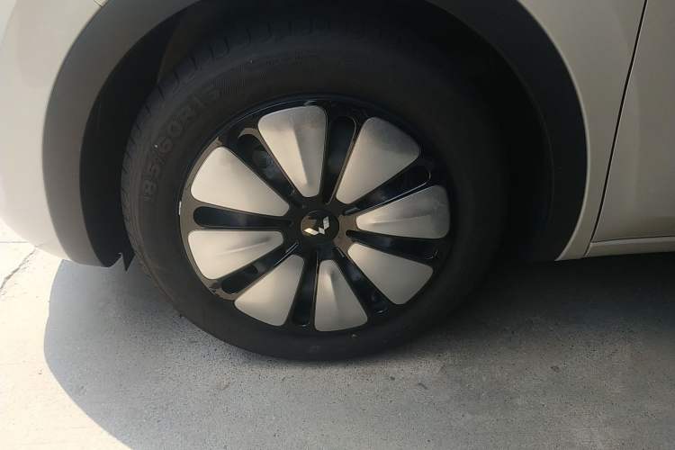 Used Wuling Bingo 2023 333 km Lingxi Connected+ Version Left Front Wheel Hub