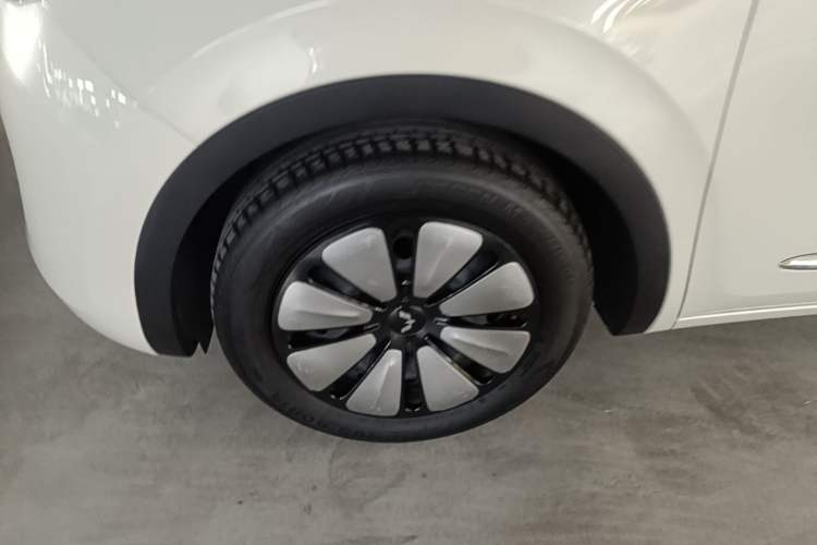 Used Wuling Bingo 2023 410 km Lingxi Deluxe Edition Left Front Wheel Hub