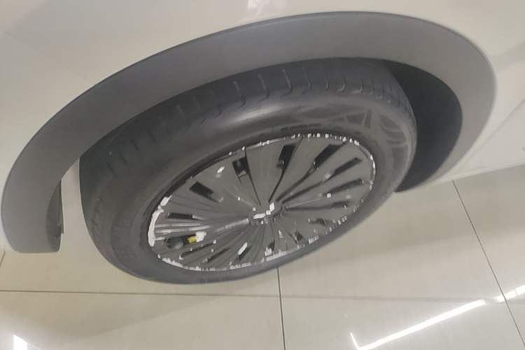 Used Wuling Bingo 2023 333 km Fast-Share Version Left Front Wheel Hub
