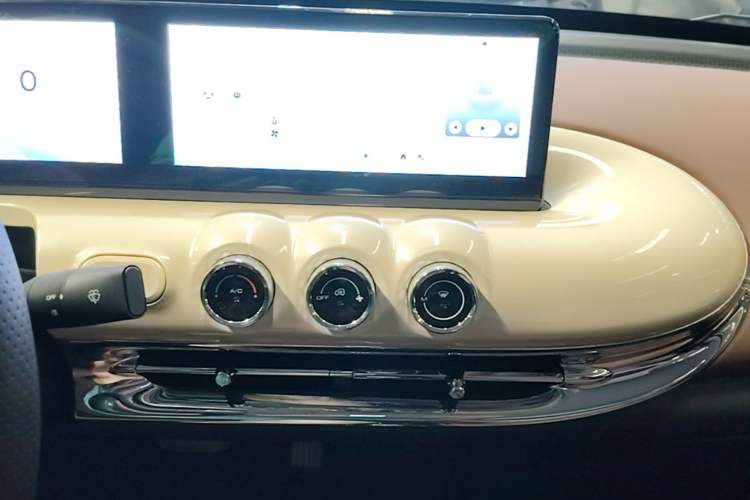 Used Wuling Bingo 2023 333 km Lingxi Connected Version Audio And AC Panel