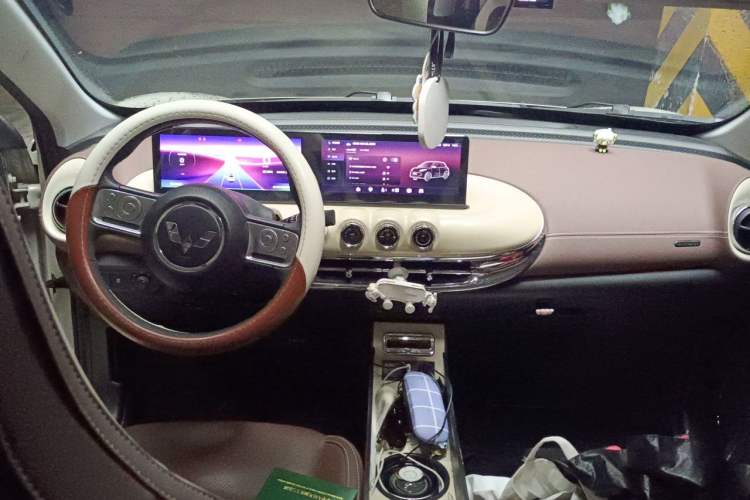Used Wuling Bingo 2023 410 km Lingxi Deluxe Edition Center Console