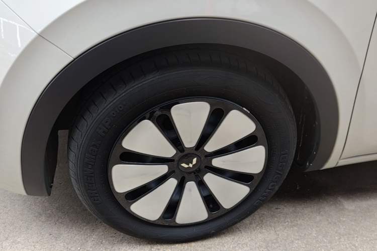 Used Wuling Bingo 2023 410 km Lingxi Deluxe Edition Left Front Wheel Hub