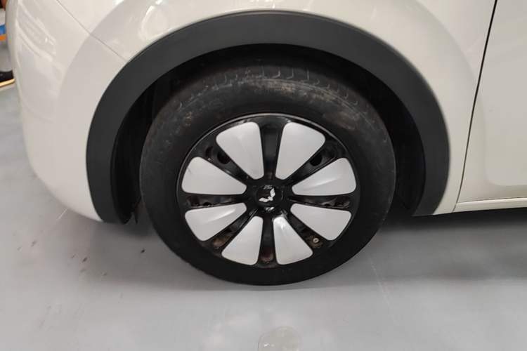 Used Wuling Bingo 2023 333 km Lingxi Connected Version Left Front Wheel Hub