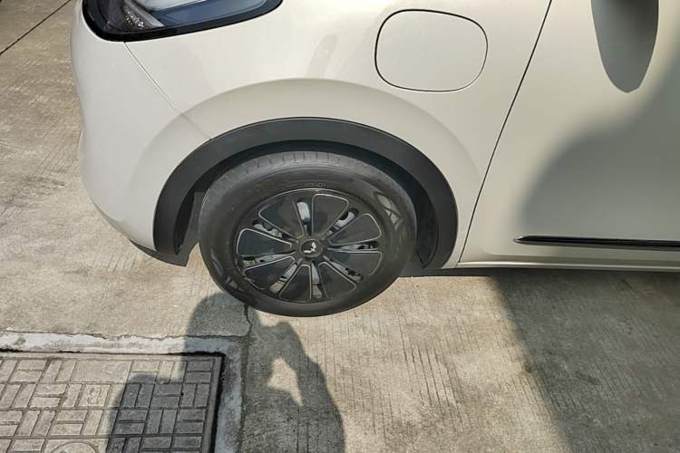Used Wuling Bingo 2023 410 km Lingxi Deluxe Edition Left Front Wheel Hub