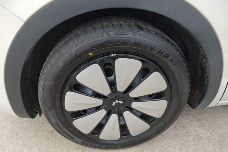 Used Wuling Bingo 2023 333 km Lingxi Connected Version Left Front Wheel Hub