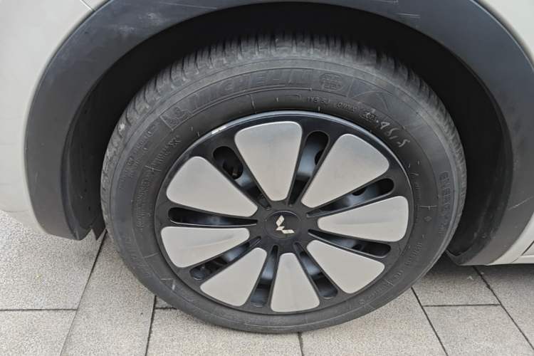 Used Wuling Bingo 2023 333 km Lingxi Connected Version Left Front Wheel Hub