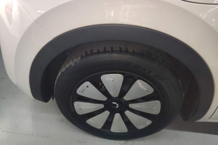 Used Wuling Bingo 2023 333 km Lingxi Connected+ Version Left Front Wheel Hub