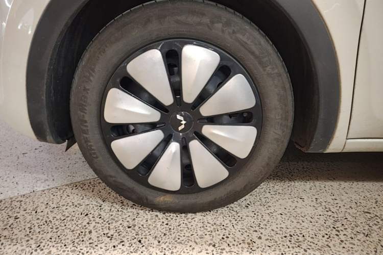 Used Wuling Bingo 2023 410 km Lingxi Deluxe Edition Left Front Wheel Hub