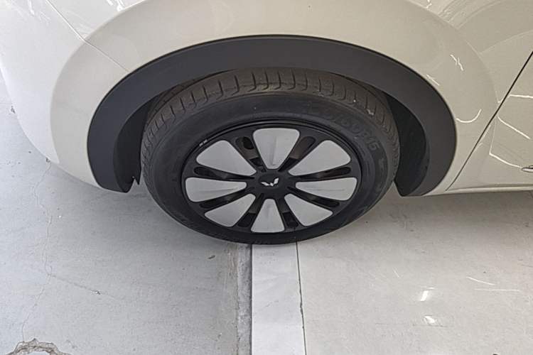 Used Wuling Bingo 2023 333 km Lingxi Connected Version Left Front Wheel Hub