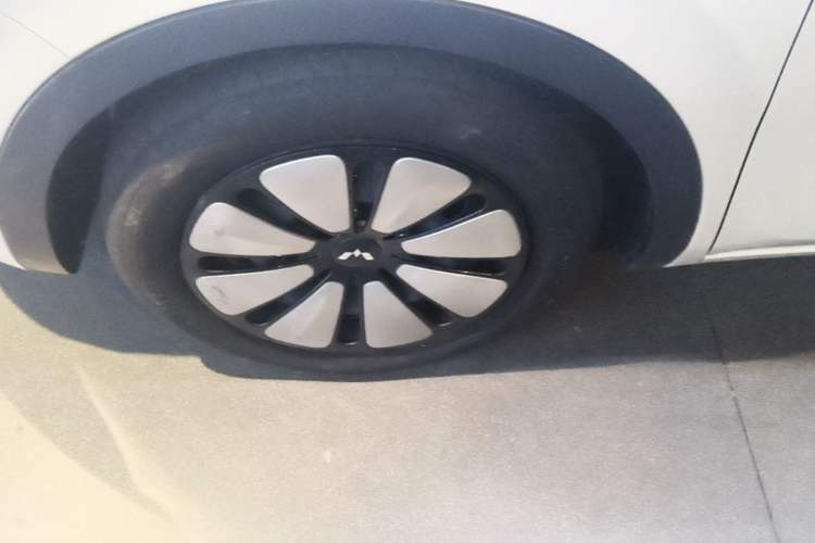 Used Wuling Bingo 2023 410 km Lingxi Deluxe Edition Left Front Wheel Hub