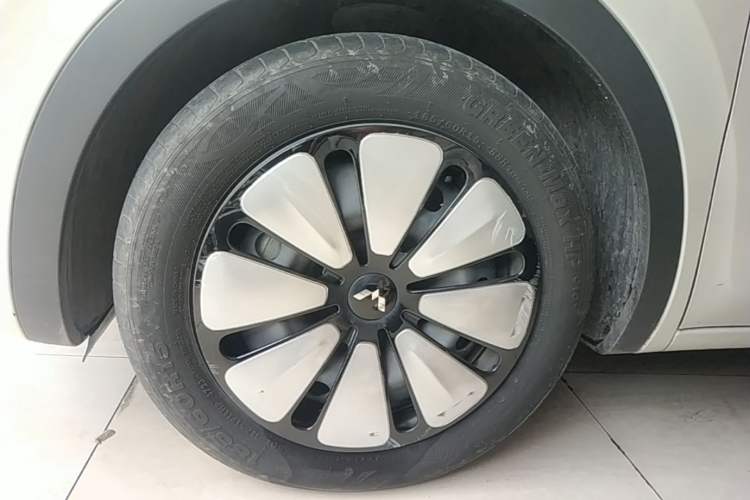 Used Wuling Bingo 2023 410 km Lingxi Deluxe Edition Left Front Wheel Hub