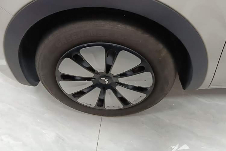 Used Wuling Bingo 2023 333 km Enjoyment Version Left Front Wheel Hub
