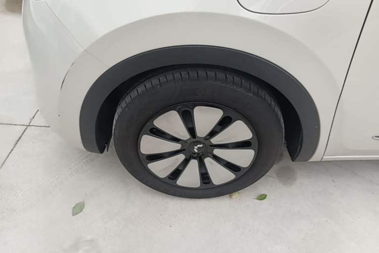 Used Wuling Bingo 2023 333 km Lingxi Connected Version Left Front Wheel Hub