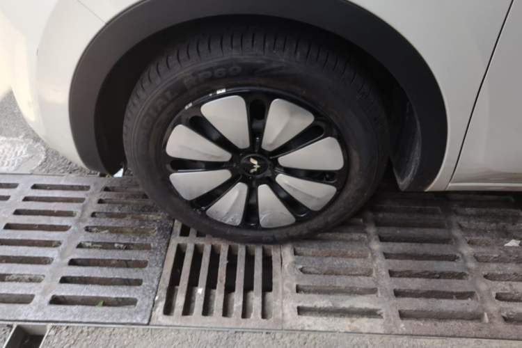 Used Wuling Bingo 2023 410 km Lingxi Deluxe Edition Left Front Wheel Hub