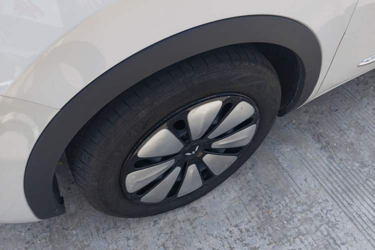 Used Wuling Bingo 2023 410 km Lingxi Deluxe Edition Left Front Wheel Hub