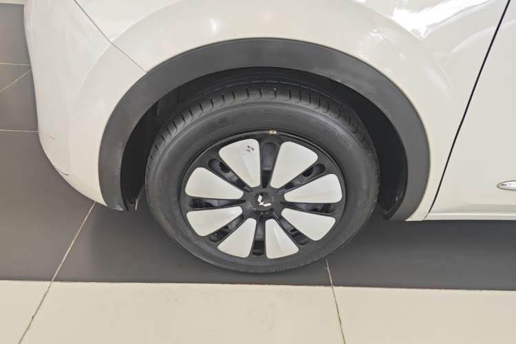Used Wuling Bingo 2023 203km Comfort Edition Left Front Wheel Hub