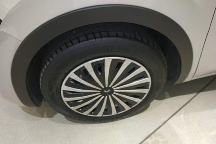 Used Wuling Bingo 2023 203km Light Edition Left Front Wheel Hub