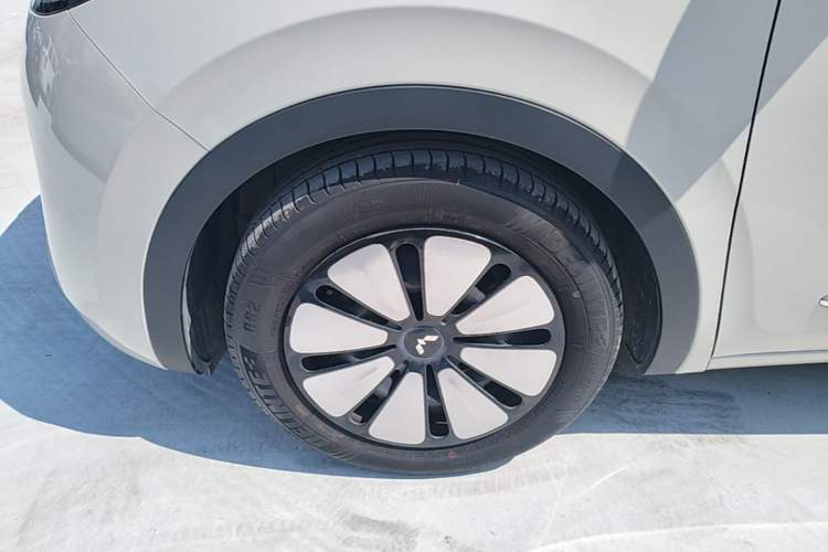 Used Wuling Bingo 2023 203km Comfort Edition Left Front Wheel Hub