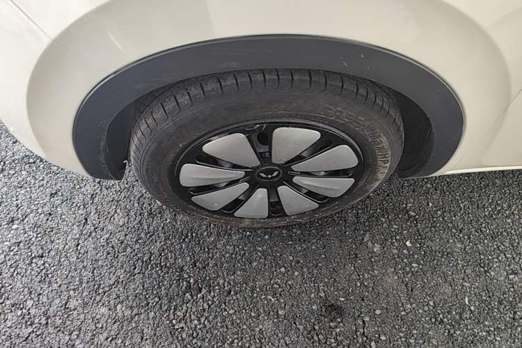 Used Wuling Bingo 2023 203km Comfort Edition Left Front Wheel Hub