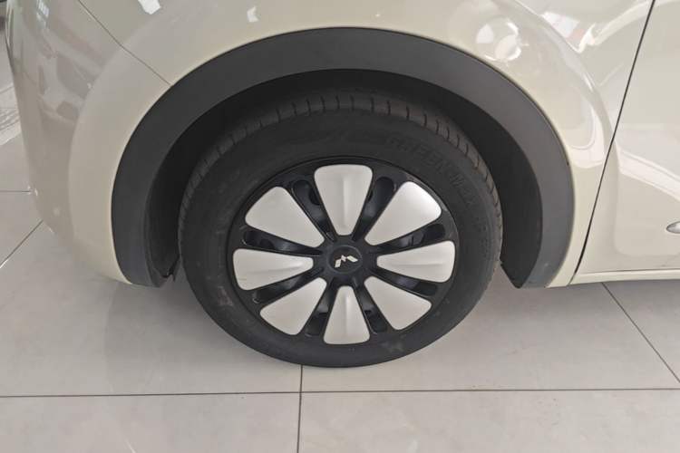 Used Wuling Bingo 2023 410 km Lingxi Deluxe Edition Left Front Wheel Hub