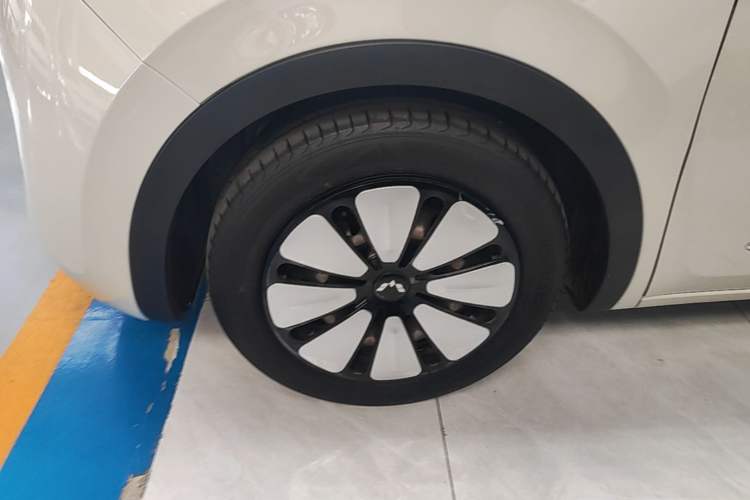 Used Wuling Bingo 2023 333 km Lingxi Connected+ Version Left Front Wheel Hub
