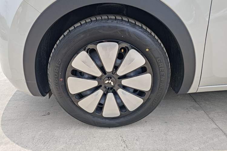 Used Wuling Bingo 2023 333 km Lingxi Connected+ Version Left Front Wheel Hub
