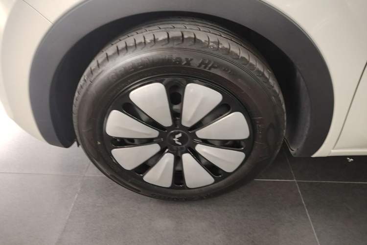 Used Wuling Bingo 2023 203km Comfort Edition Left Front Wheel Hub