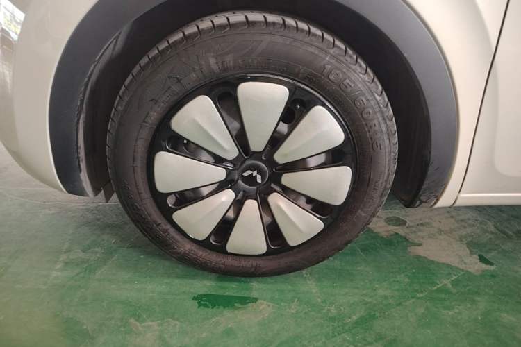 Used Wuling Bingo 2023 333 km Lingxi Connected+ Version Left Front Wheel Hub