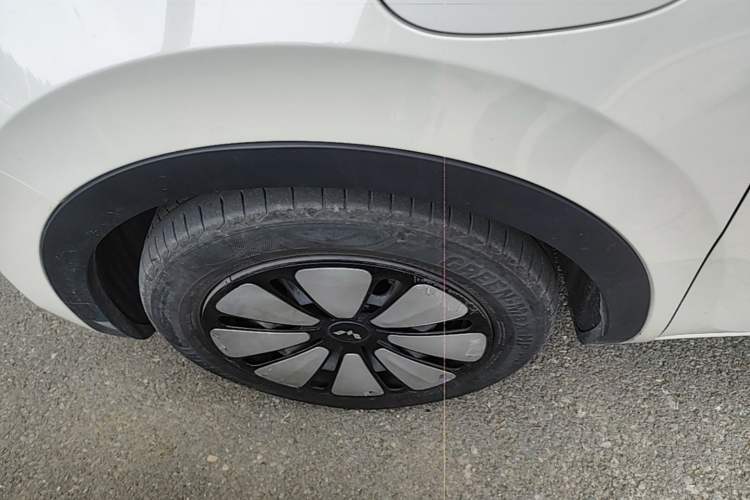 Used Wuling Bingo 2023 333 km Lingxi Connected+ Version Left Front Wheel Hub