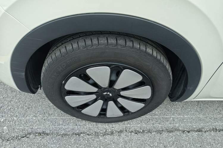 Used Wuling Bingo 2023 333 km Lingxi Connected+ Version Left Front Wheel Hub