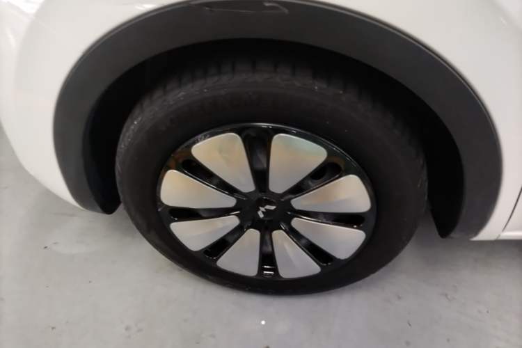 Used Wuling Bingo 2023 333 km Lingxi Connected Version Left Front Wheel Hub