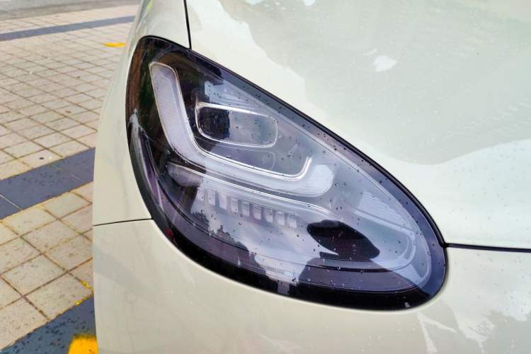 Used Wuling Bingo 2023 333 km Lingxi Connected Version Right Front Headlight