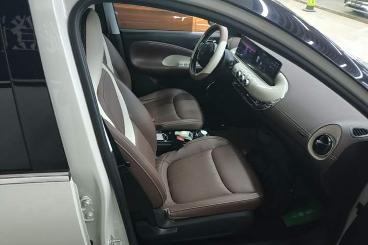 Used Wuling Bingo 2023 333 km Lingxi Connected+ Version Right Front Seat