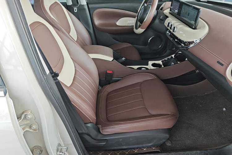 Used Wuling Bingo 2023 203km Comfort Edition Right Front Seat