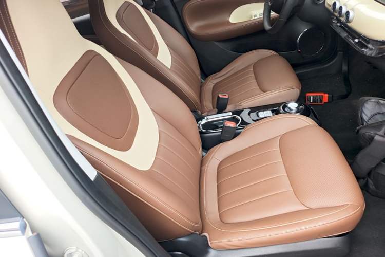 Used Wuling Bingo 2023 333 km Lingxi Connected+ Version Right Front Seat