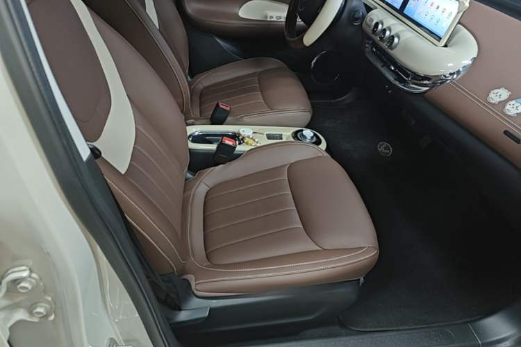 Used Wuling Bingo 2023 333 km Lingxi Connected+ Version Right Front Seat