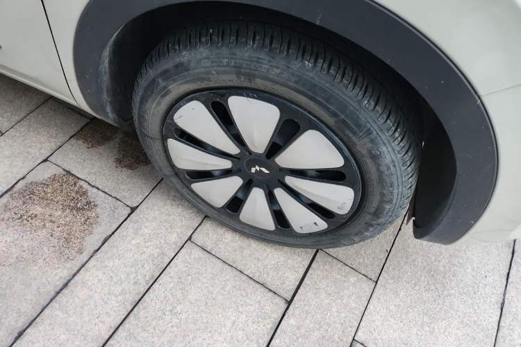 Used Wuling Bingo 2023 410 km Lingxi Deluxe Edition Right Front Wheel Hub