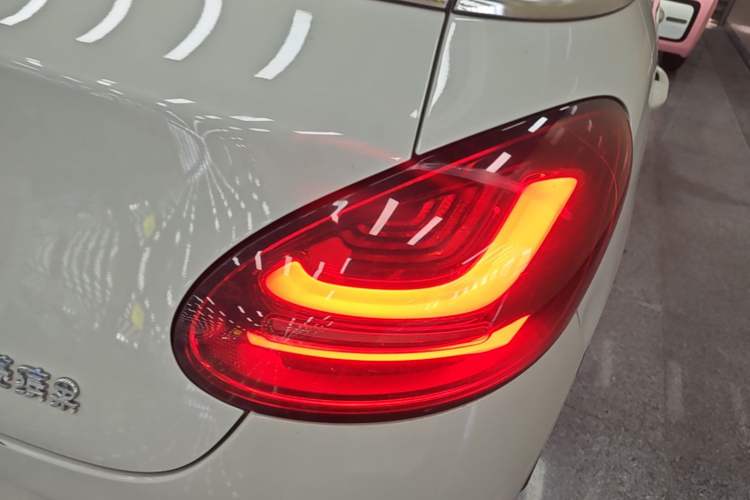 Used Wuling Bingo 2023 333 km Lingxi Connected+ Version Right Rear Taillight