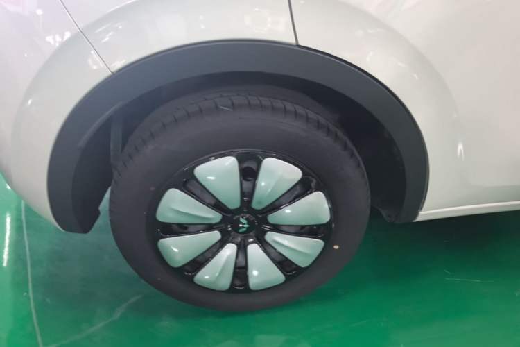 Used Wuling Bingo 2023 333 km Lingxi Connected+ Version Right Rear Wheel Hub