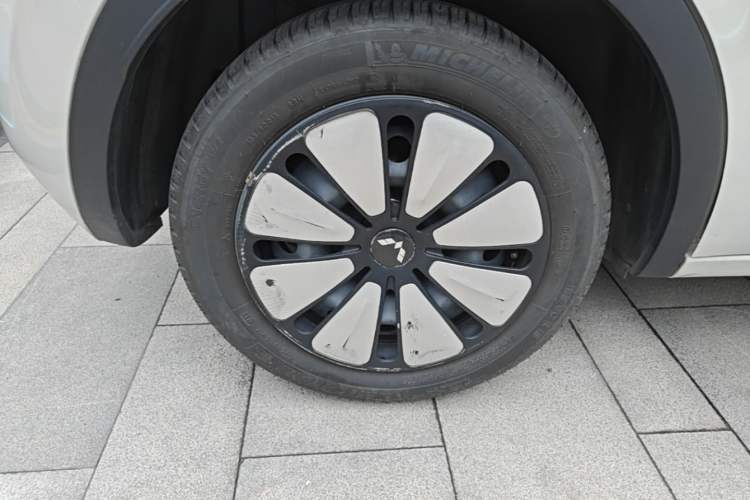 Used Wuling Bingo 2023 333 km Lingxi Connected Version Right Rear Wheel Hub