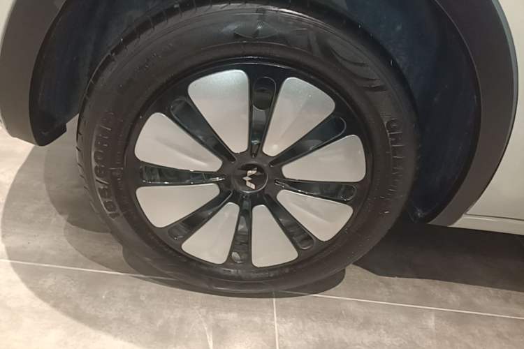 Used Wuling Bingo 2023 333 km Lingxi Connected Version Right Rear Wheel Hub
