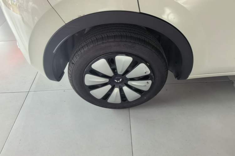 Used Wuling Bingo 2023 333 km Lingxi Connected Version Right Rear Wheel Hub
