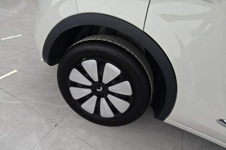 Used Wuling Bingo 2023 410 km Lingxi Deluxe Edition Right Rear Wheel Hub