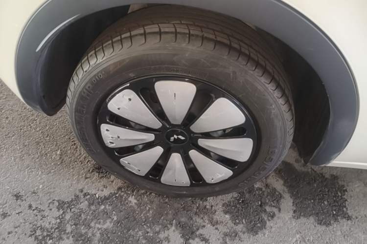 Used Wuling Bingo 2023 333 km Lingxi Connected Version Right Rear Wheel Hub